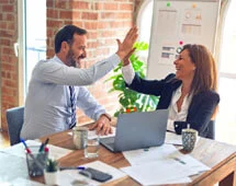 Imagen de cliente contento con los servicios de diseño web de ClicsWeb